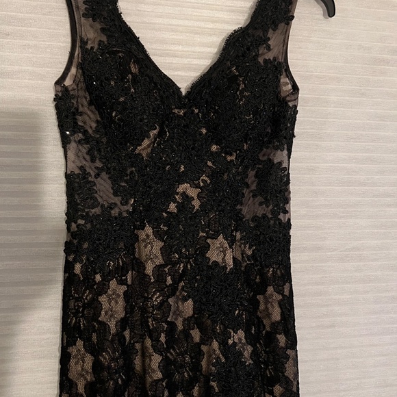 Black lace evening gown - Picture 4 of 10